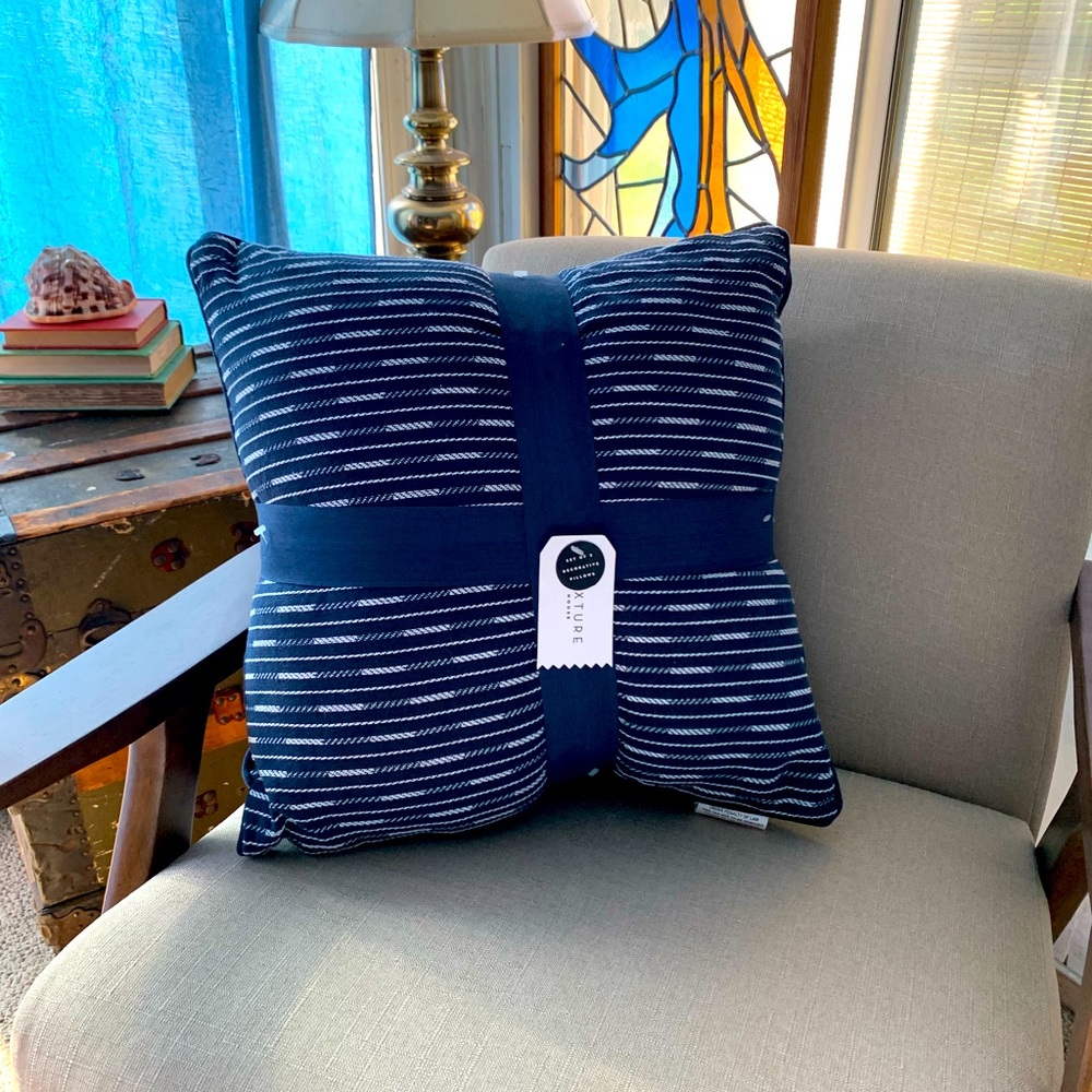 2 Pack 18” x 18” x 4” accent pillows